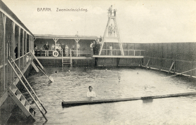 8022 Gezicht op een bassin van de bad- en zweminrichting te Baarn.